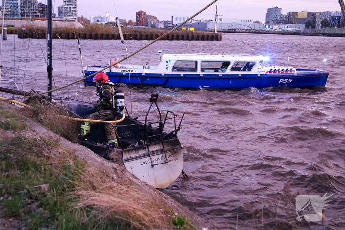 Zeilboot verwoest door brand