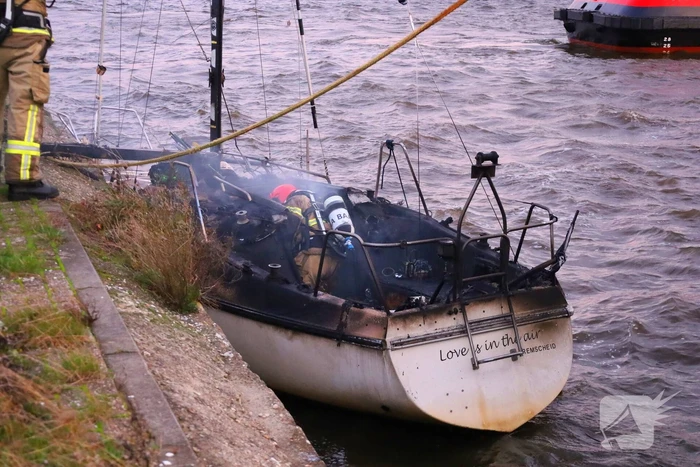 Zeilboot verwoest door brand