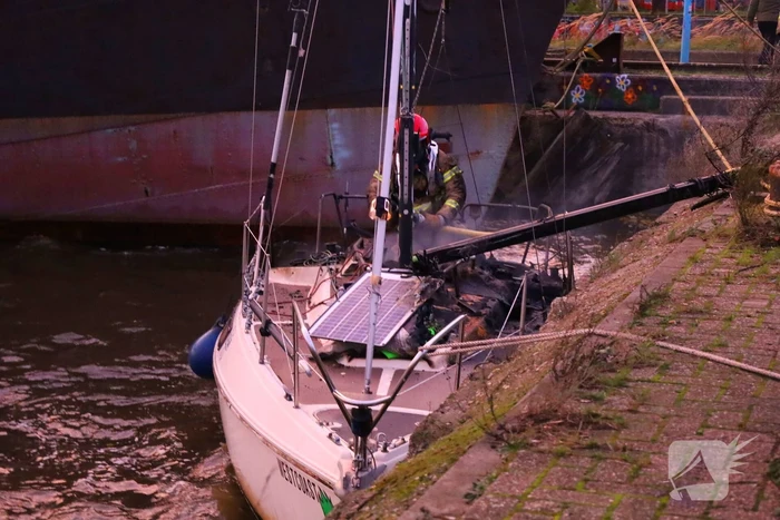 Zeilboot verwoest door brand