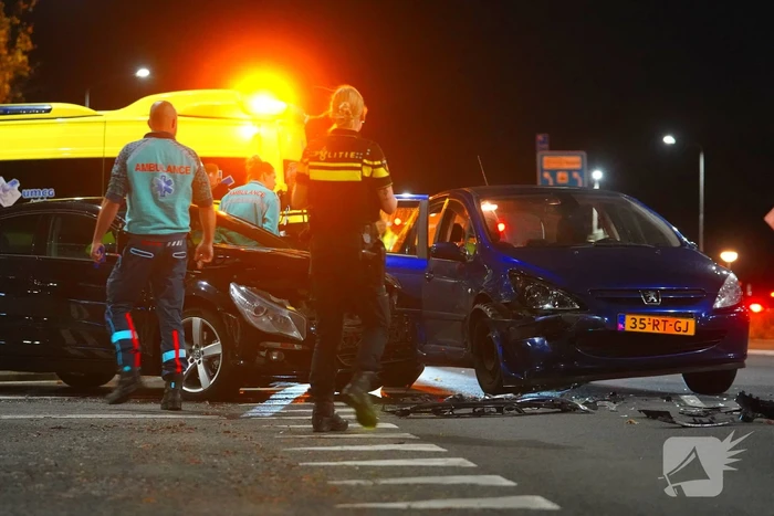 Flinke schade bij botsing tussen twee auto's