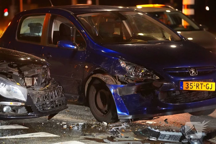 Flinke schade bij botsing tussen twee auto's