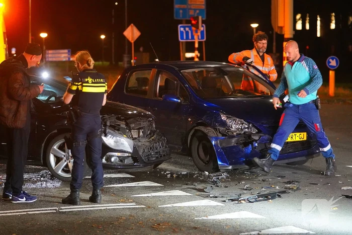 Flinke schade bij botsing tussen twee auto's