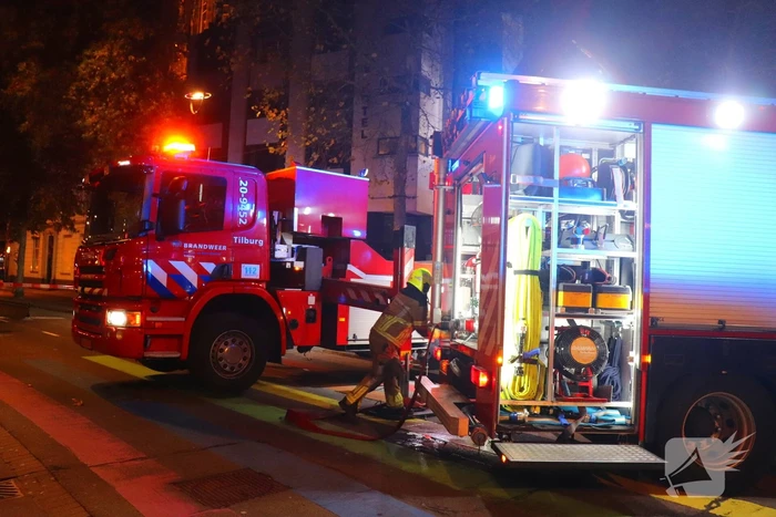 Brandweer blust brand boven café