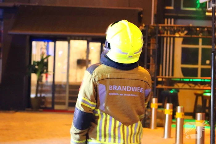 Brandweer blust brand boven café