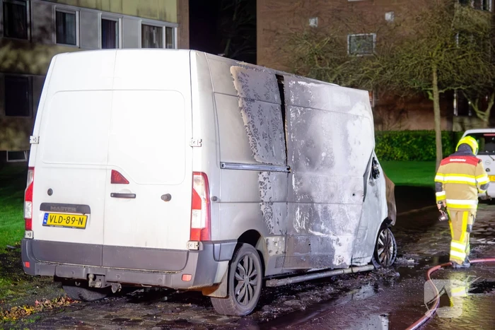 Brandweer blust brandende bestelbus