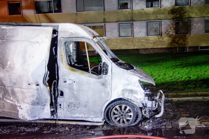 Brandweer blust brandende bestelbus