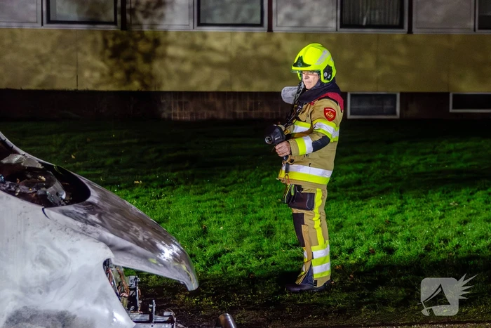 Brandweer blust brandende bestelbus