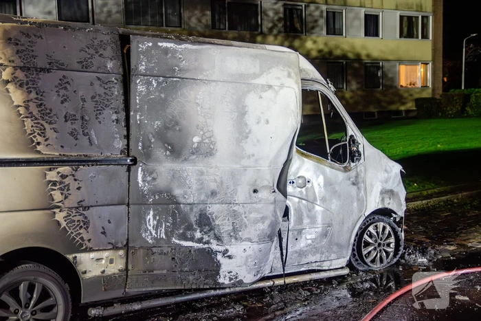Brandweer blust brandende bestelbus
