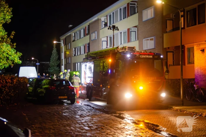 Brandweer blust brandende bestelbus