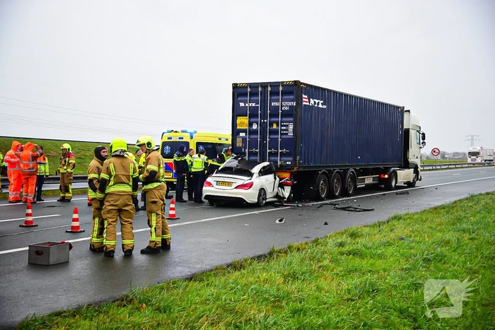 Automobilist overleden na aanrijding met vrachtwagentrailer
