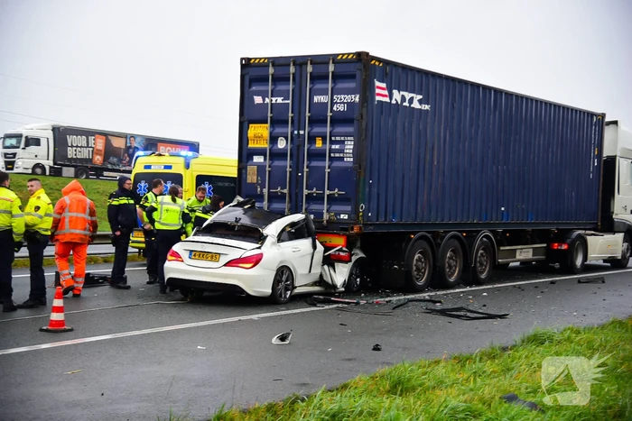 Automobilist overleden na aanrijding met vrachtwagentrailer