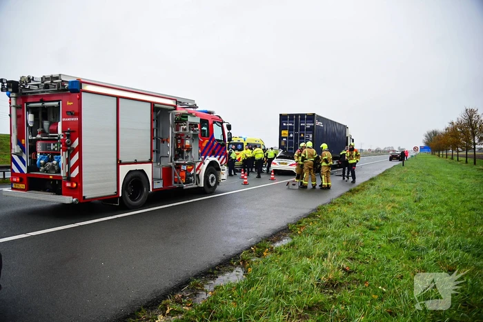Automobilist overleden na aanrijding met vrachtwagentrailer