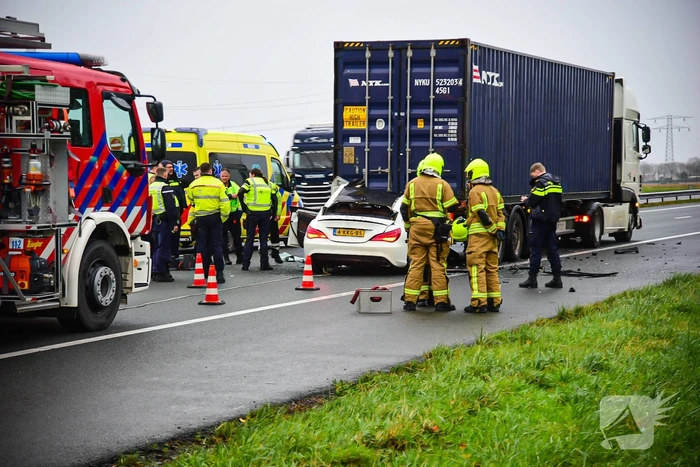 Automobilist overleden na aanrijding met vrachtwagentrailer