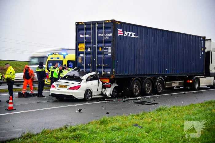 Automobilist overleden na aanrijding met vrachtwagentrailer