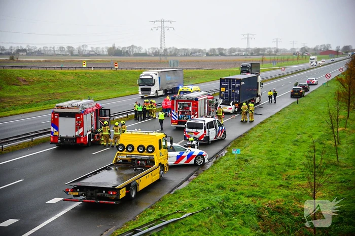Automobilist overleden na aanrijding met vrachtwagentrailer