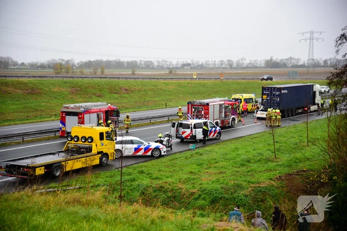 Automobilist overleden na aanrijding met vrachtwagentrailer