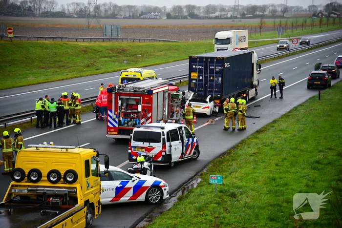Automobilist overleden na aanrijding met vrachtwagentrailer