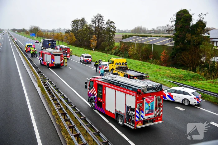 Automobilist overleden na aanrijding met vrachtwagentrailer