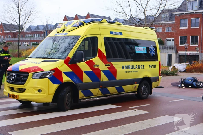 Scooterrijdster botst achterop bestelbus