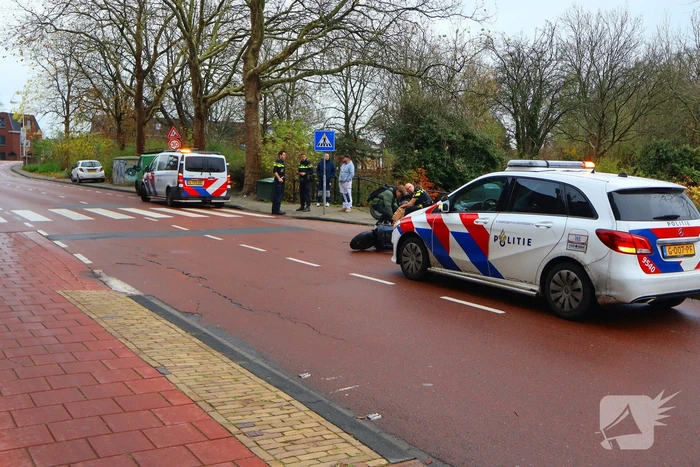 Scooterrijdster botst achterop bestelbus