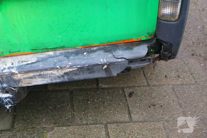 Scooterrijdster botst achterop bestelbus
