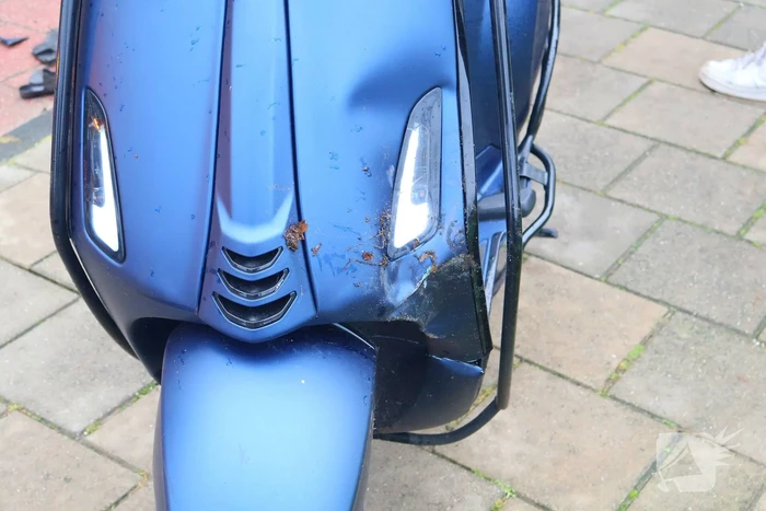 Scooterrijdster botst achterop bestelbus