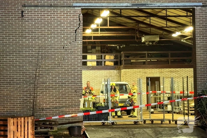 Gevel dreigt in te storten