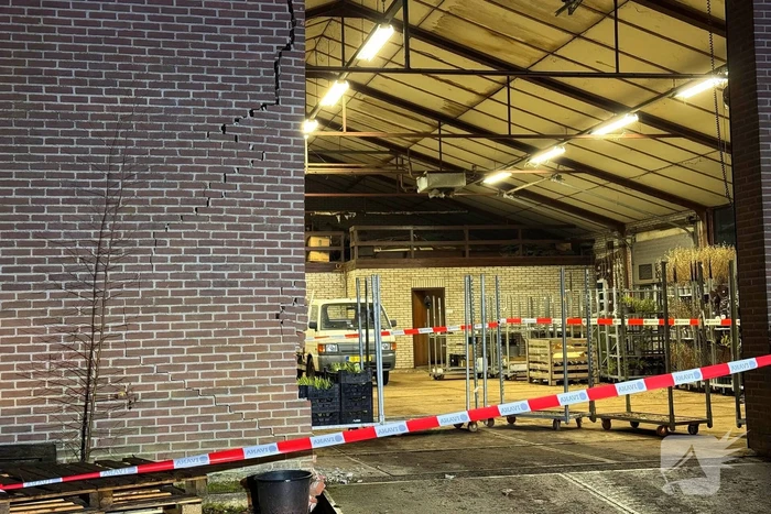 Gevel dreigt in te storten