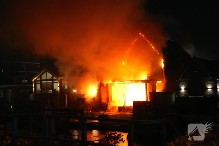 Flinke vlammen bij grote brand in vrijstaande woning