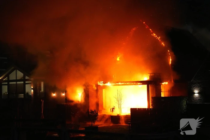 Flinke vlammen bij grote brand in vrijstaande woning