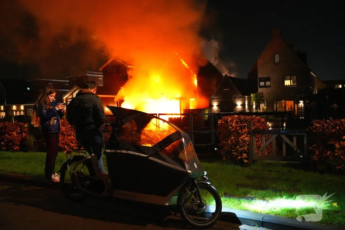 Flinke vlammen bij grote brand in vrijstaande woning