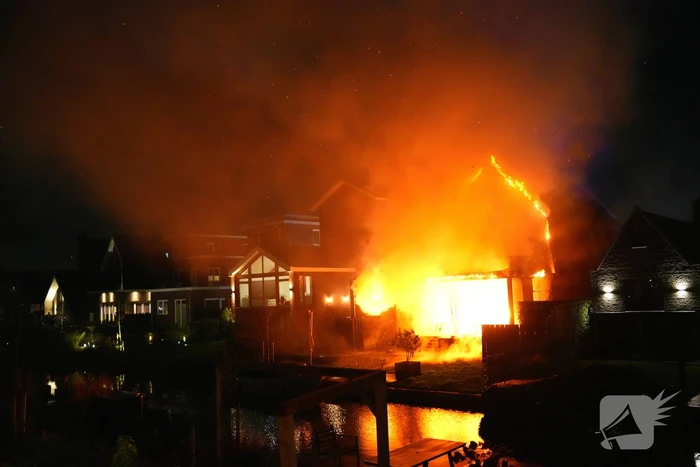 Flinke vlammen bij grote brand in vrijstaande woning