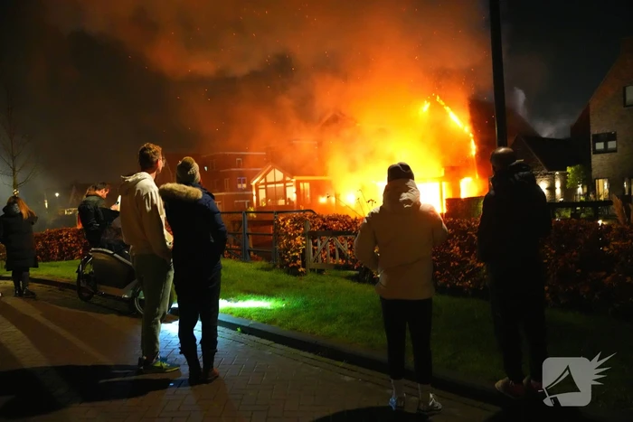 Flinke vlammen bij grote brand in vrijstaande woning