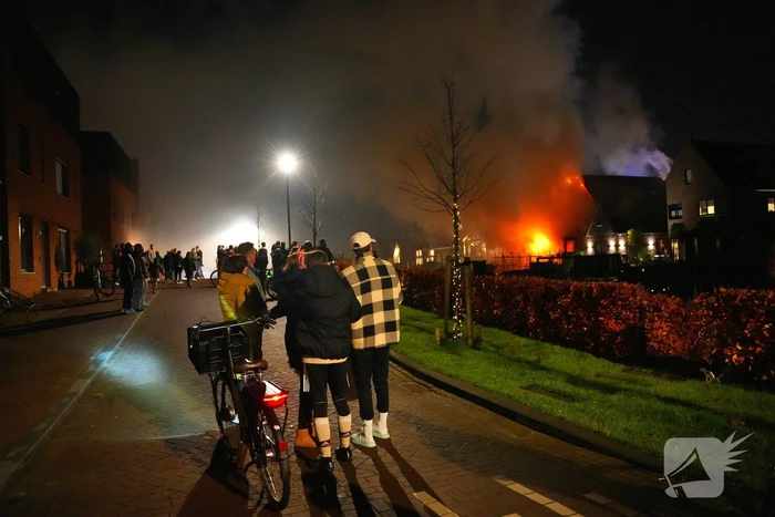 Flinke vlammen bij grote brand in vrijstaande woning