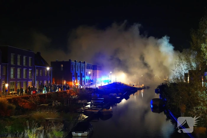 Flinke vlammen bij grote brand in vrijstaande woning