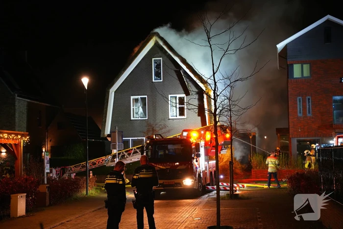 Flinke vlammen bij grote brand in vrijstaande woning