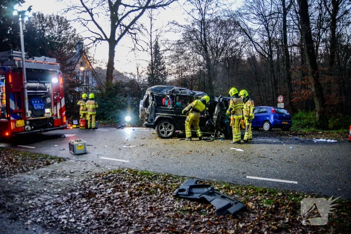 Auto slaat over de kop na botsing met boom