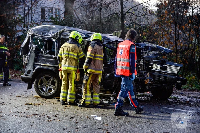 Auto slaat over de kop na botsing met boom