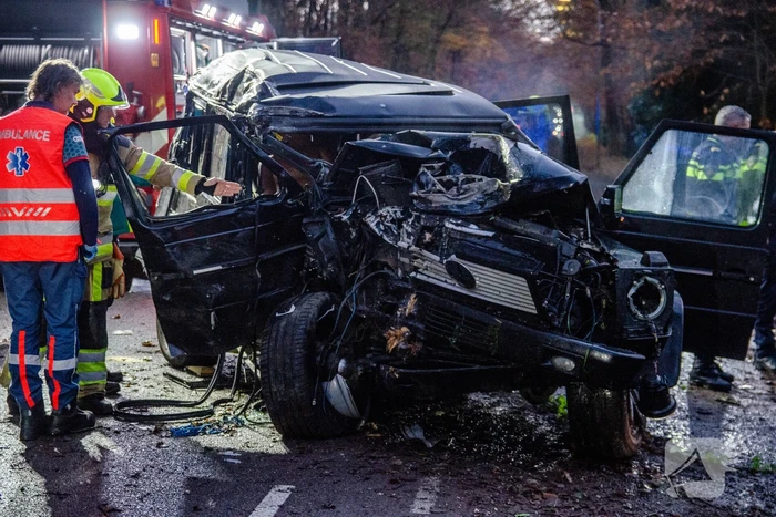Auto slaat over de kop na botsing met boom