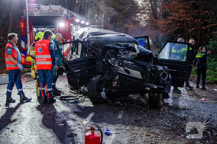 Auto slaat over de kop na botsing met boom