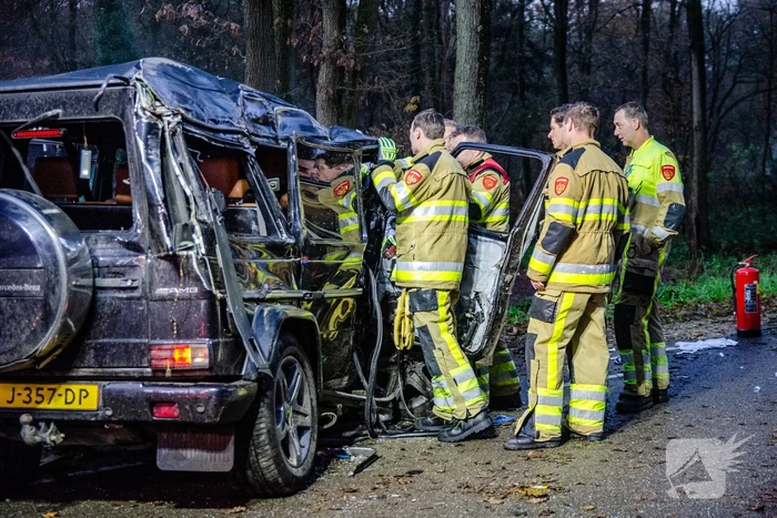 Auto slaat over de kop na botsing met boom