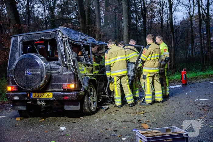 Auto slaat over de kop na botsing met boom