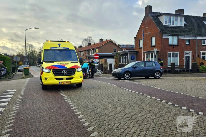 Fietsster gewond bij botsing met auto