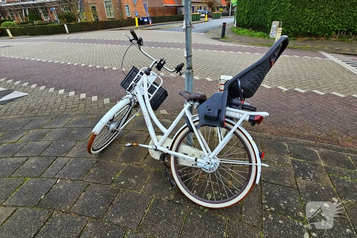 Fietsster gewond bij botsing met auto