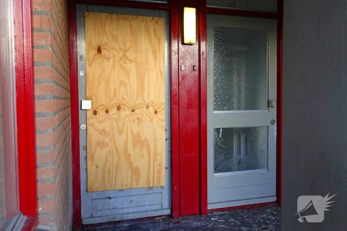 Schade aan woning door explosie, bewonder gewond