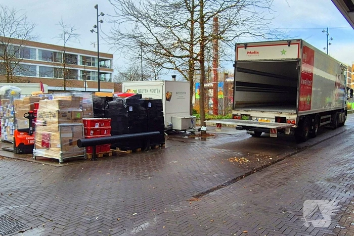 Vrachtwagen ramt gevel viswinkel