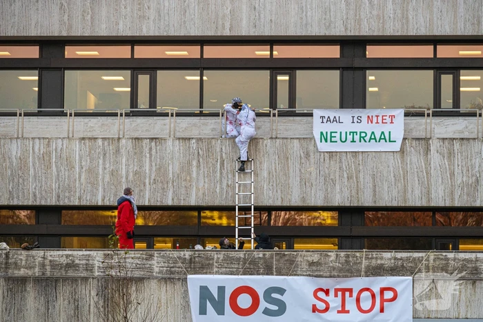 Demonstranten klimmen op het dak van NOS-gebouw
