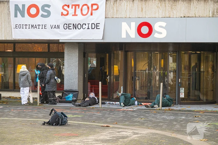 Demonstranten klimmen op het dak van NOS-gebouw