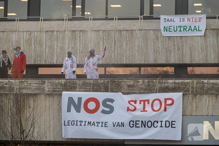Demonstranten klimmen op het dak van NOS-gebouw