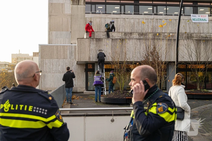 Demonstranten klimmen op het dak van NOS-gebouw